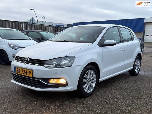 Wit Occasion 2015 VW Polo Highline Hatchback | € 7.750 (Eerlijke prijs) - Afbeelding 1/4