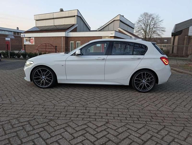 Wit Occasion 2019 BMW 118 Hatchback | € 15.500 (Super prijs) - Afbeelding 1/4