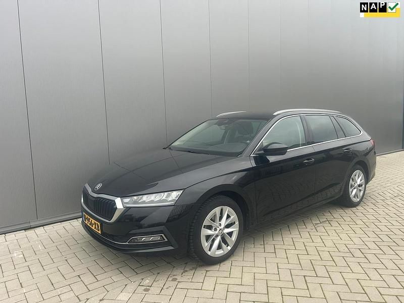 Zwart Occasion 2022 Skoda Octavia Business Line Stationwagen | € 14.450 (Eerlijke prijs) - Afbeelding 1/4