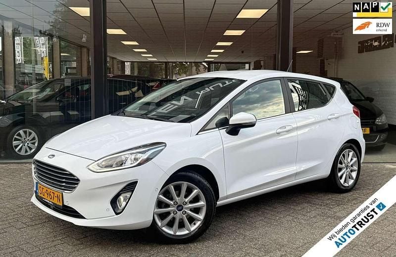 Wit Gebruikt 2018 Ford Fiesta Titanium Hatchback | € 9.744 (Eerlijke prijs) - Afbeelding 1/4