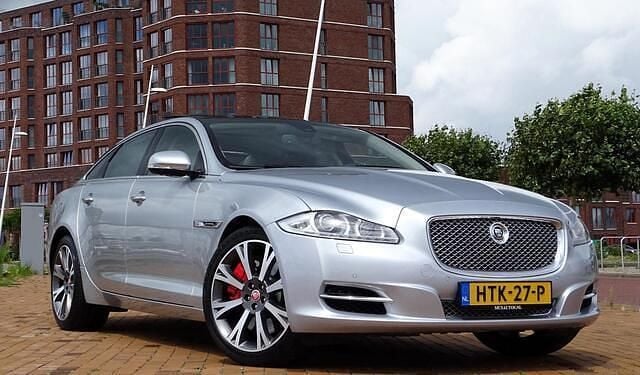 Grijs Gebruikt 2012 Jaguar XJ Portfolio Sedan | € 29.999 (Eerlijke prijs) - Afbeelding 1/4