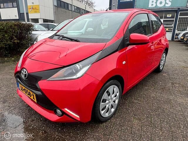 Occasion Toyota Aygo X-play 69 PK (50 kW) 2016 Rood Hatchback