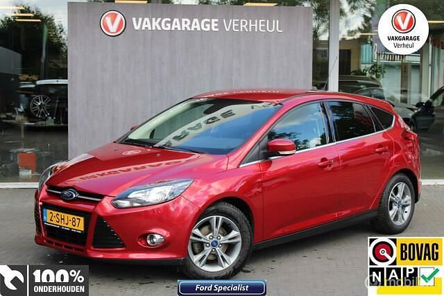 Rood Gebruikt 2013 Ford Focus Titanium Hatchback | € 5.895 (Eerlijke prijs) - Afbeelding 1/4