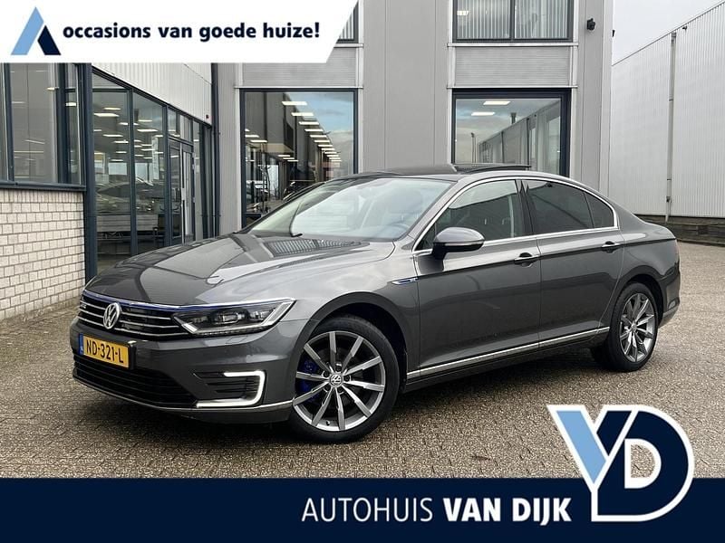 Grijs (metallic) Occasion 2016 VW Passat GTE Sedan | € 18.945 (Eerlijke prijs) - Afbeelding 1/4
