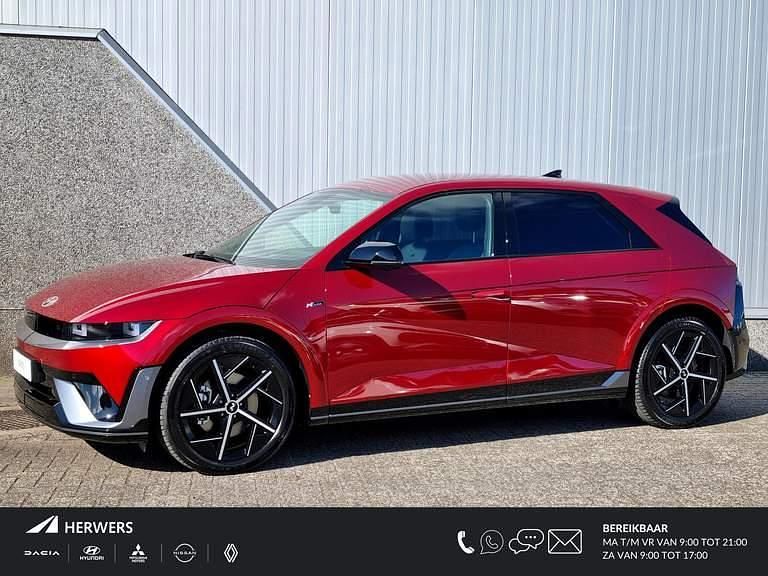 Ultimate red Nieuw 2025 Hyundai Ioniq Hatchback | € 79.985 - Afbeelding 1/4
