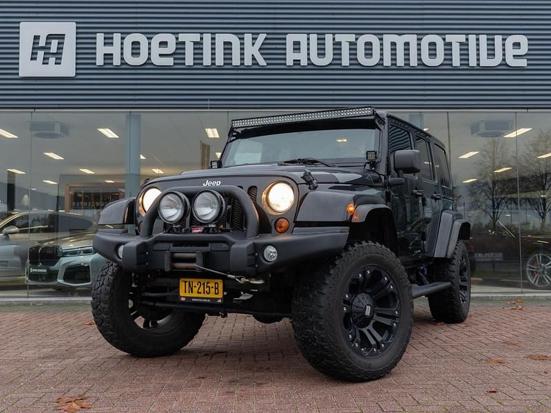 Zwart Occasion 2012 Jeep Wrangler Unlimited Sahara SUV | € 37.940 (Eerlijke prijs) - Afbeelding 1/3