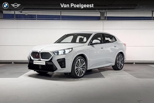 M brooklyn grau Occasion 2025 BMW iX2 Comfort Edition SUV | € 48.900 (Duur) - Afbeelding 1/4