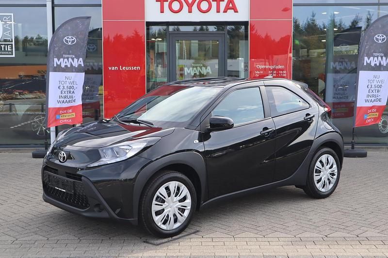 Zwart Nieuw 2025 Toyota Aygo X X-play SUV | € 21.900 - Afbeelding 1/4