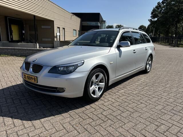 Grijs, metallic lak Gebruikt 2007 BMW 530 Executive Stationwagen | € 17.745 - Afbeelding 1/4