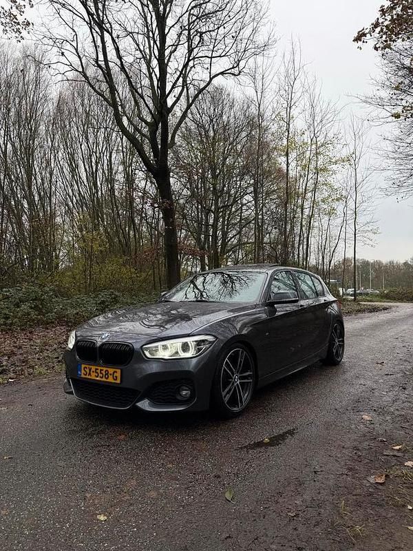 Grijs Gebruikt 2018 BMW 120 M Sport Hatchback | € 20.999 (Eerlijke prijs) - Afbeelding 1/4