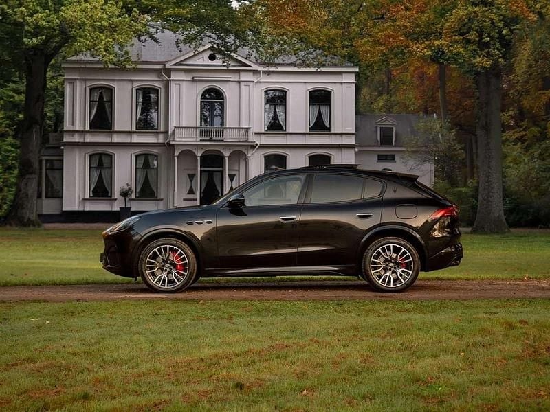Zwart (metallic) Gebruikt 2023 Maserati Grecale SUV | € 79.500 - Afbeelding 1/4