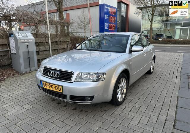 Grijs, metallic lak Gebruikt 2004 Audi A4 Proline Sedan | € 1.499 (Goede deal) - Afbeelding 1/4