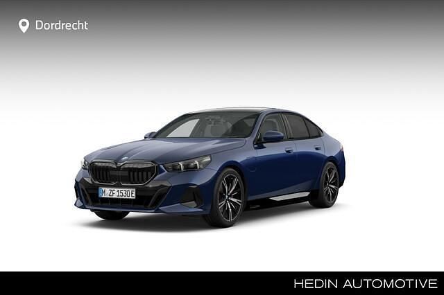 Blauw Nieuw 2024 BMW 530e Comfort Edition Sedan | € 90.891 (Iets duurder) - Afbeelding 1/4
