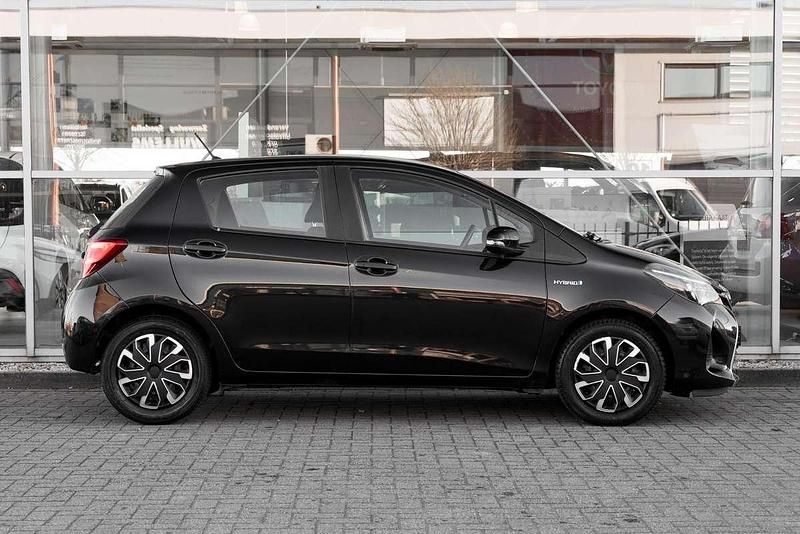 Occasion Toyota Yaris Hybrid 101 PK (74 kW) 2016 Zwart Hatchback