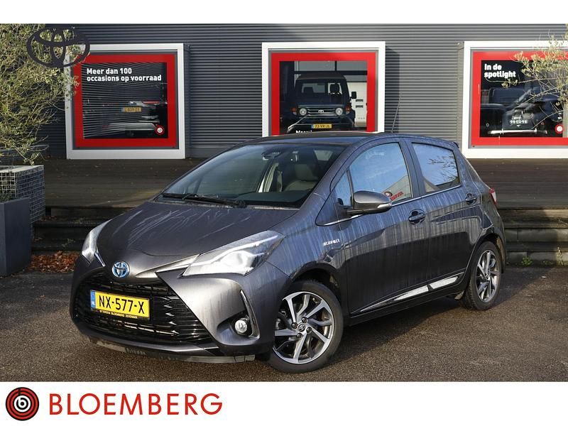Grijs Gebruikt 2017 Toyota Yaris Premium Hatchback | € 16.400 (Eerlijke prijs) - Afbeelding 1/4