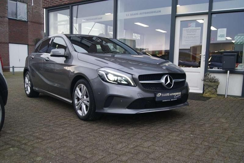 Grijs Gebruikt 2018 Mercedes A180 Urban Hatchback | € 17.950 (Eerlijke prijs) - Afbeelding 1/4