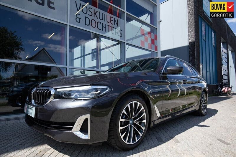 Grijs Gebruikt 2023 BMW 530e Luxury Line Stationwagen | € 44.950 (Goede deal) - Afbeelding 1/4