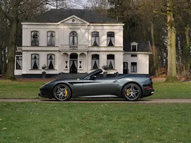 Grijs, metallic lak Gebruikt 2014 Ferrari California Cabriolet | € 144.500 - Afbeelding 1/4