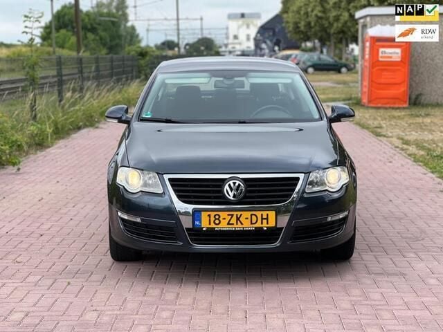 Grijs Gebruikt 2008 VW Passat Classicline Sedan | € 3.920 (Eerlijke prijs) - Afbeelding 1/4