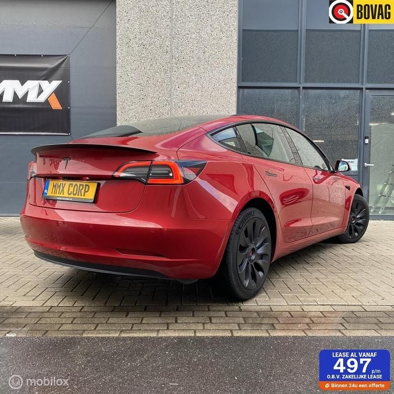 Rood Gebruikt 2023 Tesla Model 3 Standard Range Sedan | € 30.999 (Eerlijke prijs) - Afbeelding 1/4