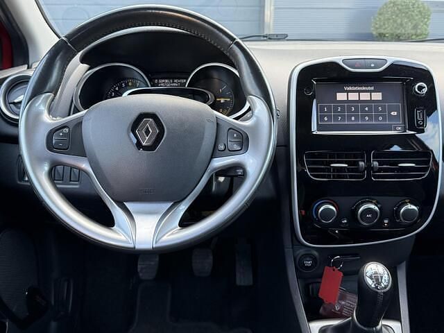 Occasion Renault Clio IV LIMITED 75 PK (55 kW) 2016 Rood Hatchback