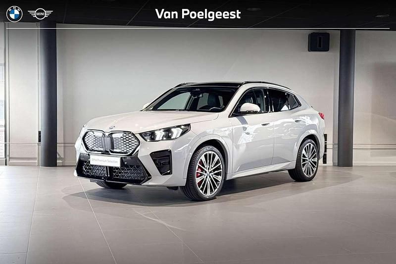 Grijs Occasion 2024 BMW iX2 M Sport SUV | € 44.900 (Eerlijke prijs) - Afbeelding 1/4
