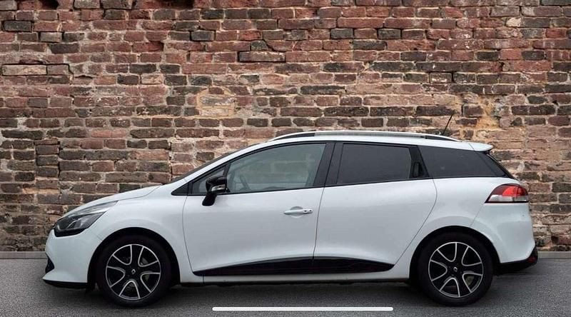 Wit Gebruikt 2015 Renault Clio GrandTour Dynamique Stationwagen | € 7.000 (Eerlijke prijs) - Afbeelding 1/4