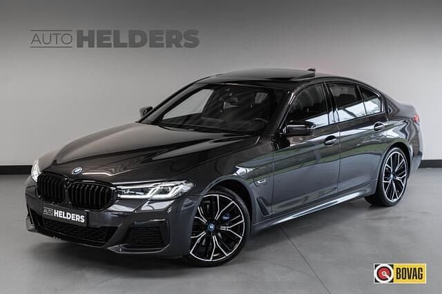 Bruin Gebruikt 2023 BMW 530e M Sport Sedan | € 42.750 (Goede deal) - Afbeelding 1/4