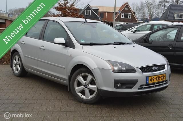 Grijs (metallic) Gebruikt 2007 Ford Focus Futura Hatchback | € 1.950 (Goede deal) - Afbeelding 1/4