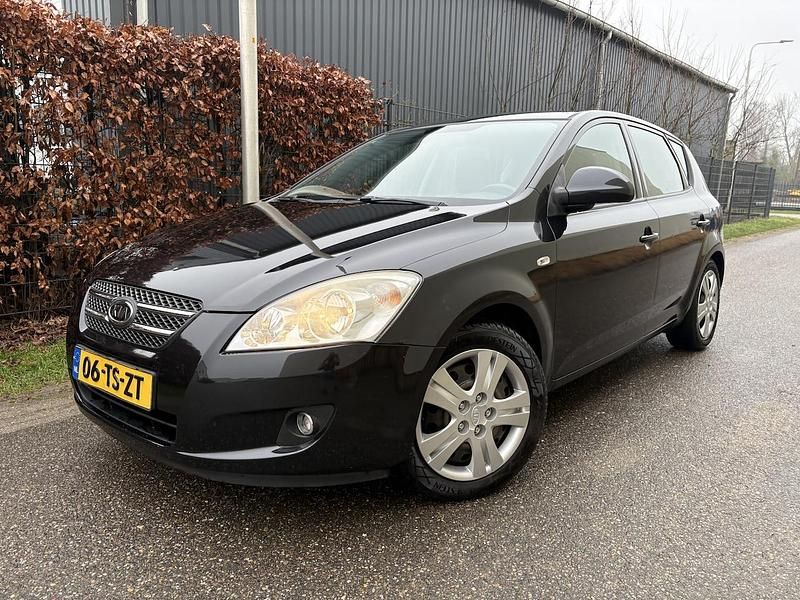 Zwart Occasion 2007 Kia Ceed Hatchback | € 2.950 (Eerlijke prijs) - Afbeelding 1/4