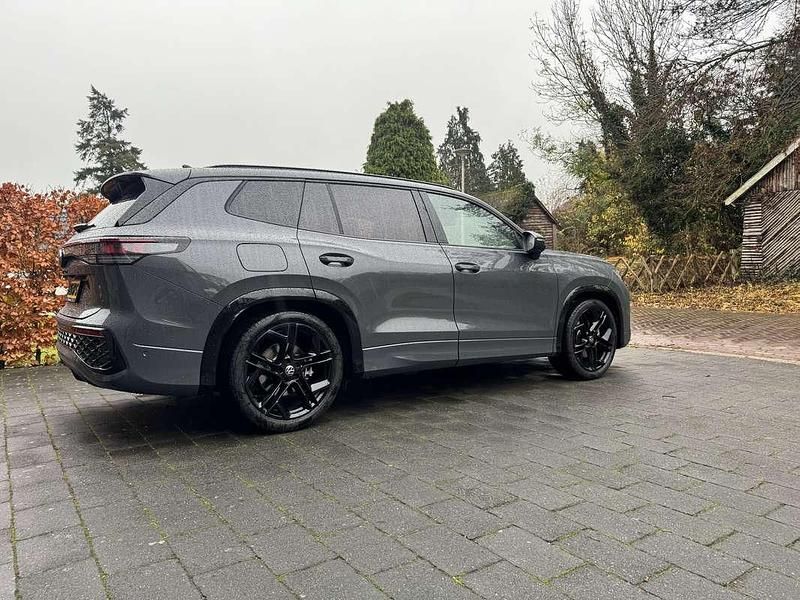 Grijs Gebruikt 2025 VW Tayron R-line SUV | € 56.950 - Afbeelding 1/4