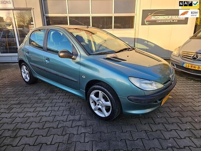 Groen Occasion 2001 Peugeot 206 Hatchback | € 999 (Eerlijke prijs) - Afbeelding 1/4