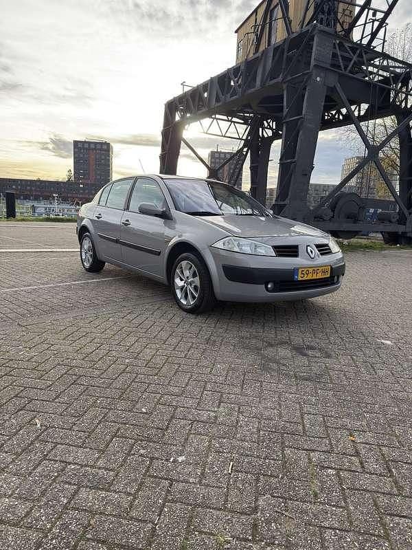 Occasion 2004 Renault Mégane II Sedan | € 1.600 (Iets duurder) - Afbeelding 1/4