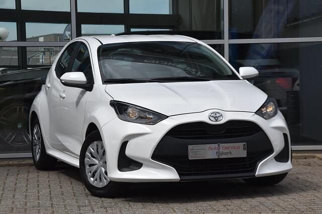 Wit Gebruikt 2022 Toyota Yaris Active Hatchback | € 14.995 (Goede deal) - Afbeelding 1/4