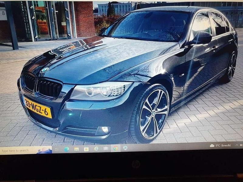 Zwart Gebruikt 2010 BMW 320 Sedan | € 7.000 (Eerlijke prijs) - Afbeelding 1/4