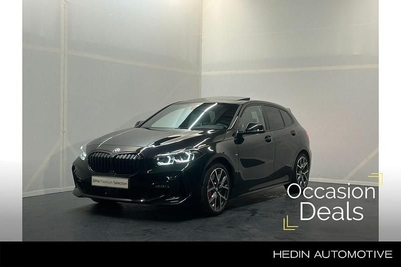 Zwart Occasion 2024 BMW 118 Shadowline Hatchback | € 33.880 (Eerlijke prijs) - Afbeelding 1/4