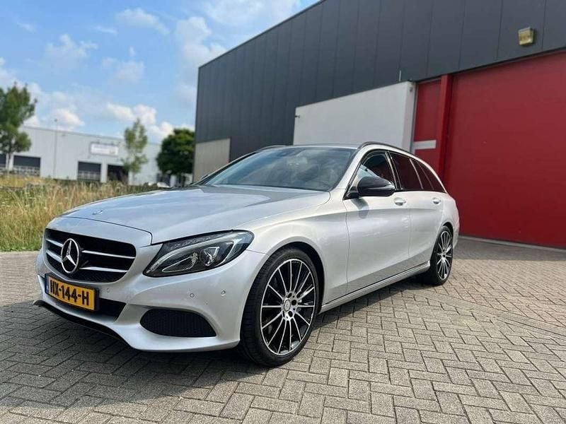Grijs Gebruikt 2015 Mercedes C350e AMG Stationwagen | € 13.499 (Eerlijke prijs) - Afbeelding 1/4