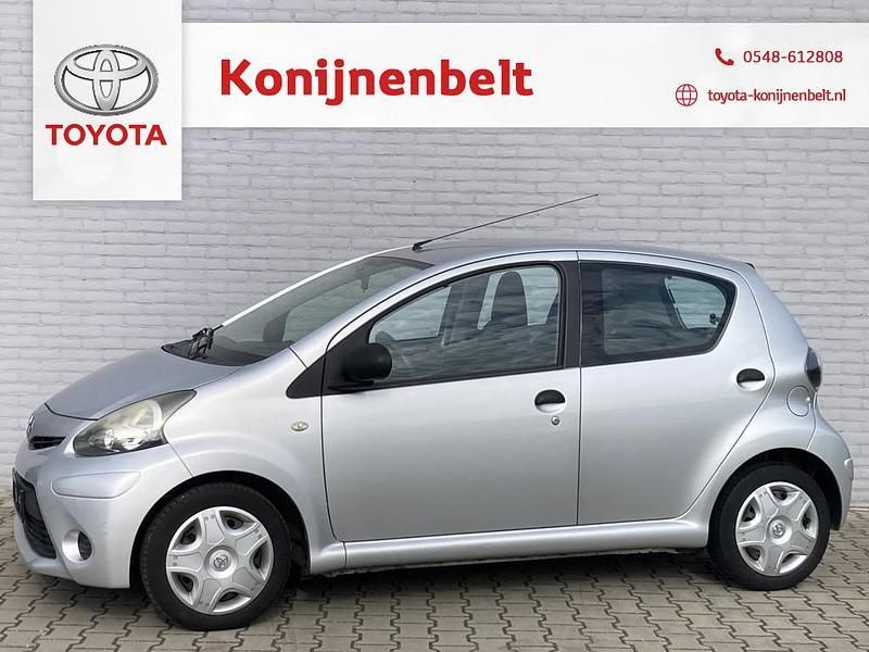 Grijs Gebruikt 2013 Toyota Aygo Comfort Hatchback | € 5.995 (Duur) - Afbeelding 1/4