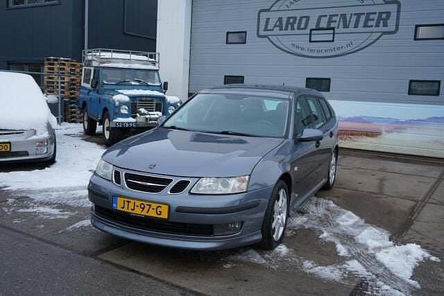 Grijs (metallic) Occasion 2006 Saab 9-3 Stationwagen | € 6.950 (Eerlijke prijs) - Afbeelding 1/4