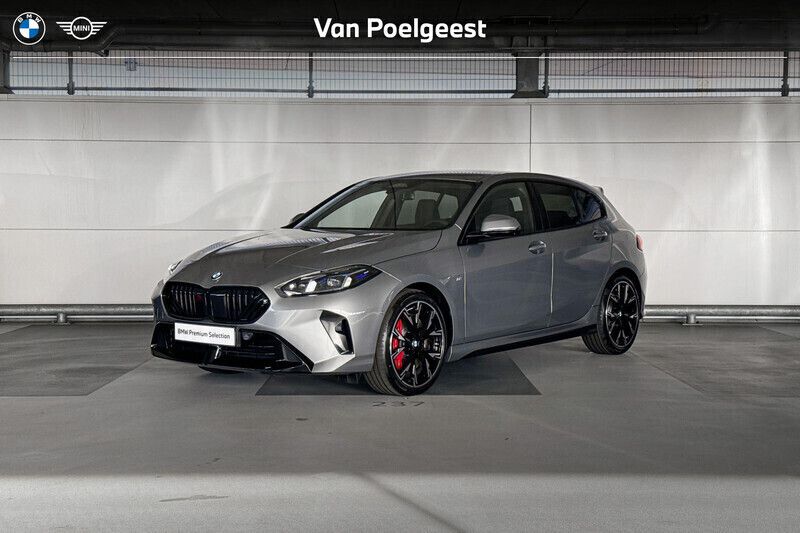 Grijs Gebruikt 2025 BMW 120 M Sport Hatchback | € 47.400 (Eerlijke prijs) - Afbeelding 1/4