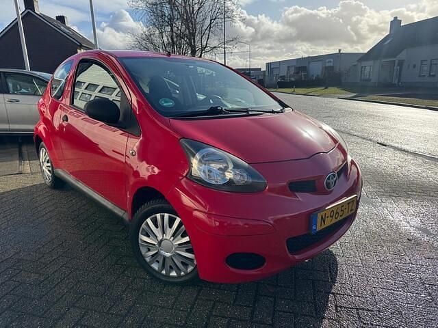 Occasion Toyota Aygo 68 PK (50 kW) 2010 Rood Hatchback