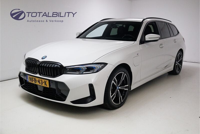 Wit Gebruikt 2023 BMW 330 M Sport Stationwagen | € 43.950 (Eerlijke prijs) - Afbeelding 1/4