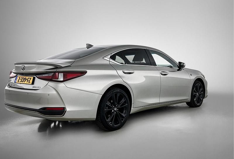 Occasion Lexus ES300H Sport Design Packet 218 PK (160 kW) 2024 Grijs metallic Sedan