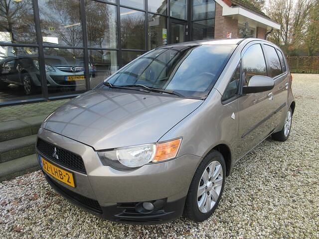 Grijs (metallic) Gebruikt 2010 Mitsubishi Colt Edition Hatchback | € 4.950 (Eerlijke prijs) - Afbeelding 1/4