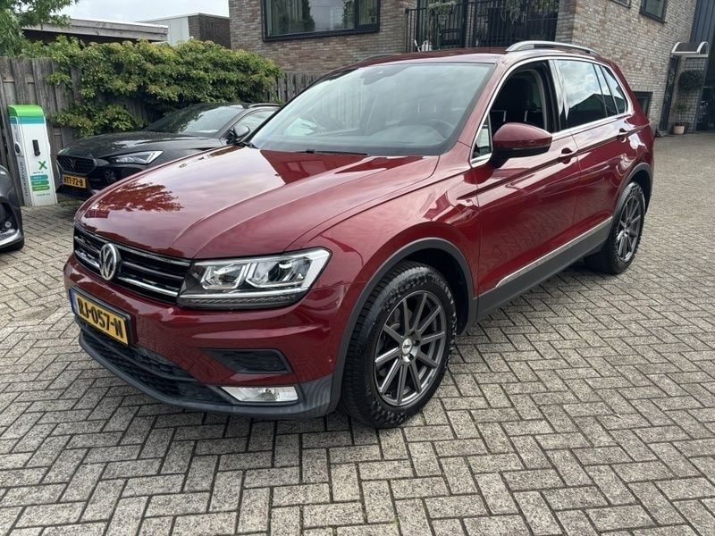 Rood Gebruikt 2017 VW Tiguan Comfortline SUV | € 19.950 (Goede deal) - Afbeelding 1/4