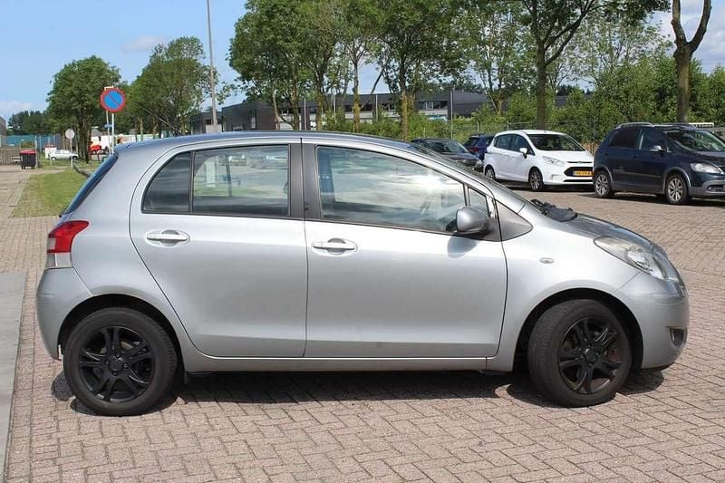 Occasion Toyota Yaris 99 PK (72 kW) 2011 Grijs Hatchback