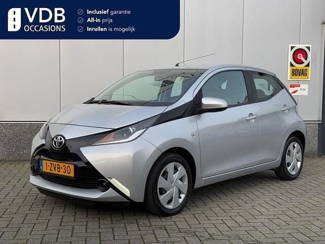 Grijs Gebruikt 2015 Toyota Aygo X-play Hatchback | € 10.990 (Eerlijke prijs) - Afbeelding 1/4