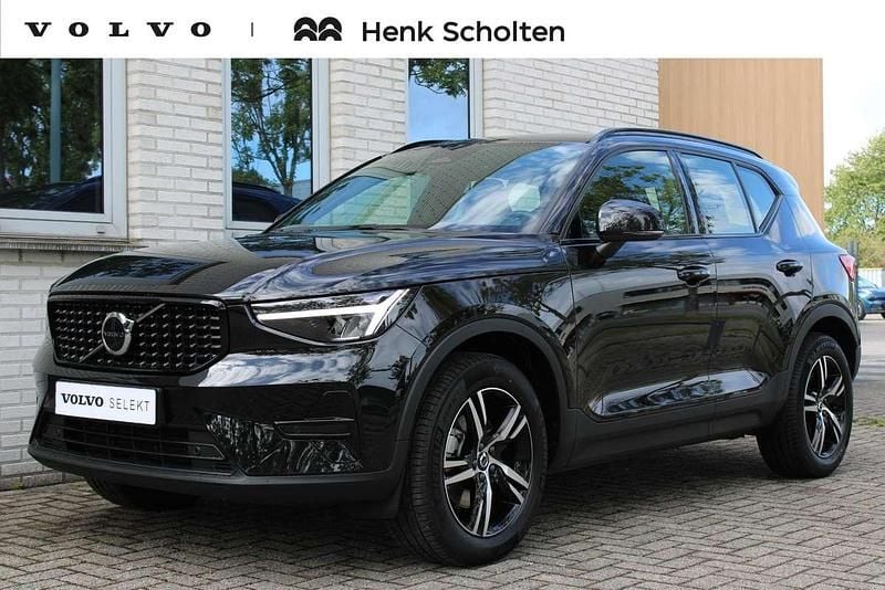 Zwart Gebruikt 2025 Volvo XC40 Plus SUV | € 44.950 (Eerlijke prijs) - Afbeelding 1/3