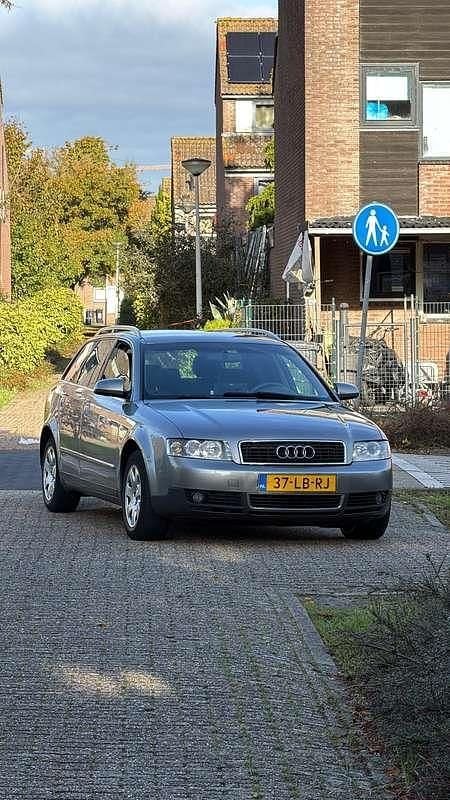 Grijs Occasion 2002 Audi A4 Exclusive Stationwagen | € 1.750 (Super prijs) - Afbeelding 1/4