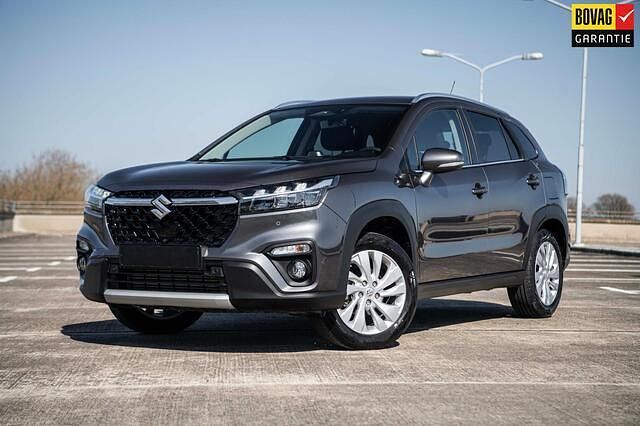 Grijs Gebruikt 2024 Suzuki SX4 S-Cross SUV | € 27.435 (Eerlijke prijs) - Afbeelding 1/4